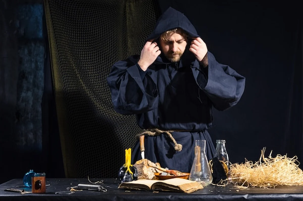 Średniowieczny naukowiec w laboratorium