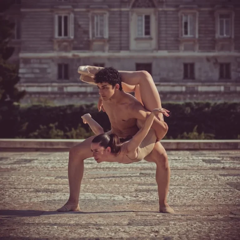 Młoda kobieta skacze na ulicy