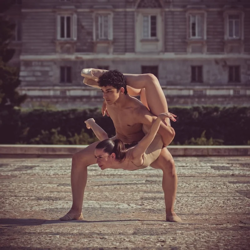 Młoda kobieta skacze na ulicy