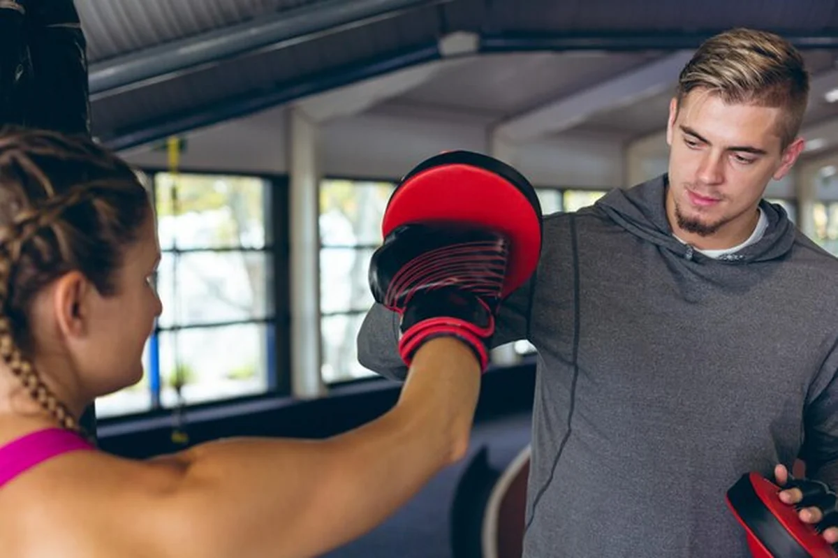 Mężczyzna trenujący boks w centrum fitness