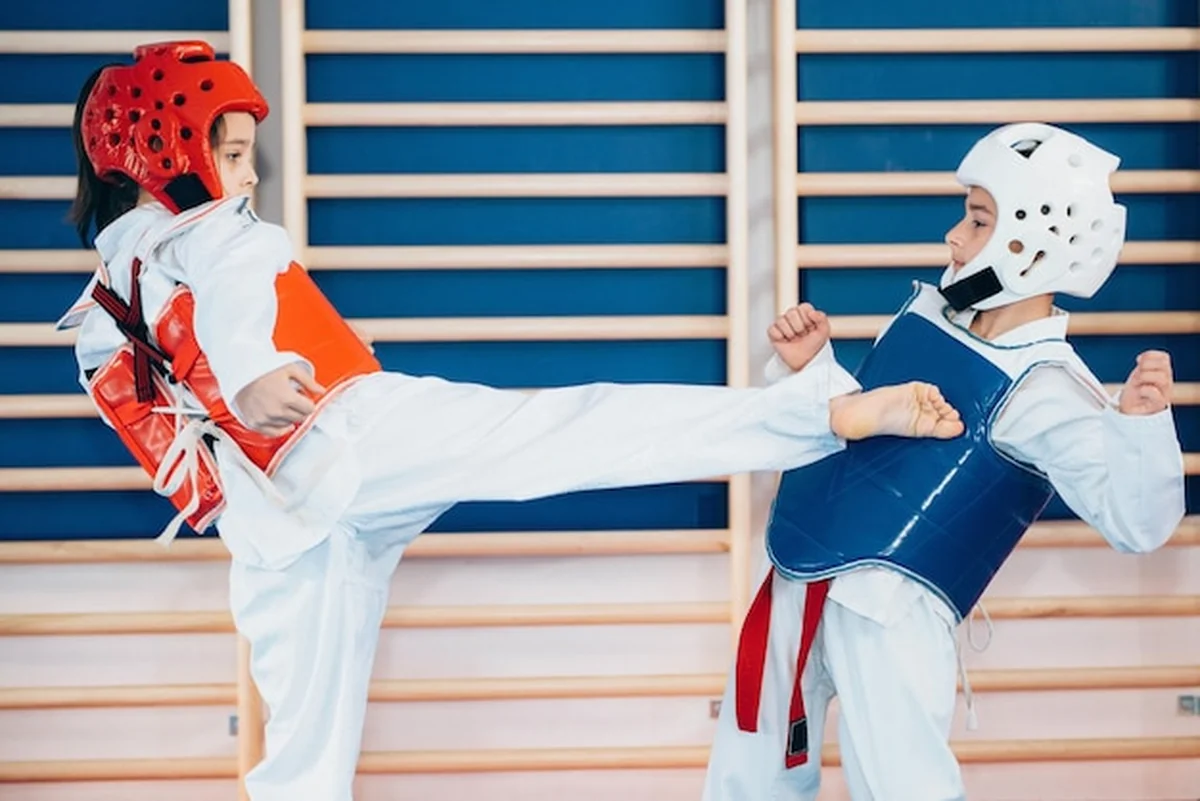 Dziecko w taekwondo podczas sparingu