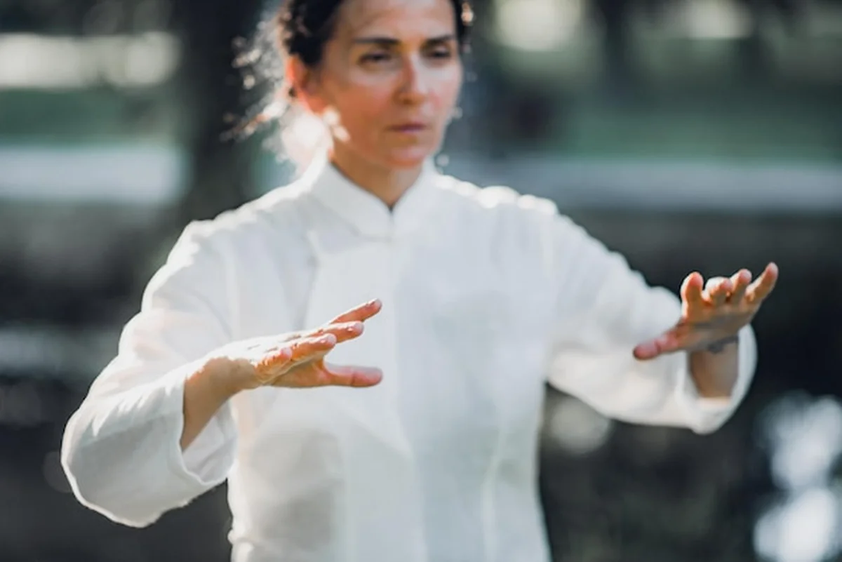 Kobieta ćwicząca Tai Chi Quan w parku