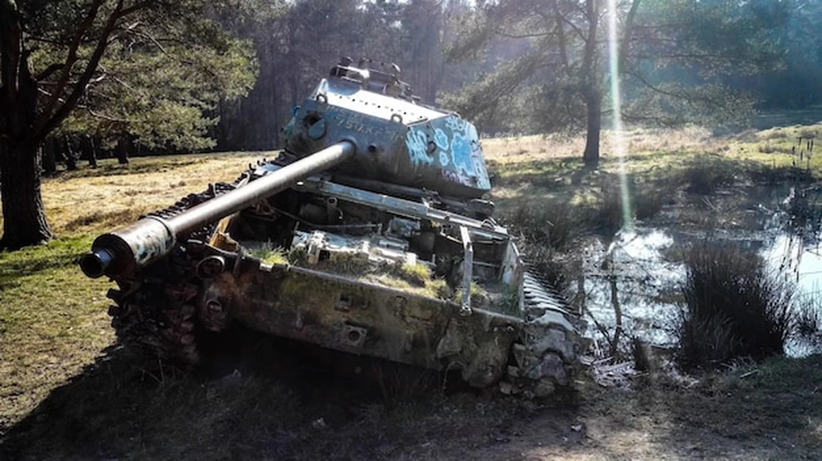 Opuszczony czołg pancerny na polu