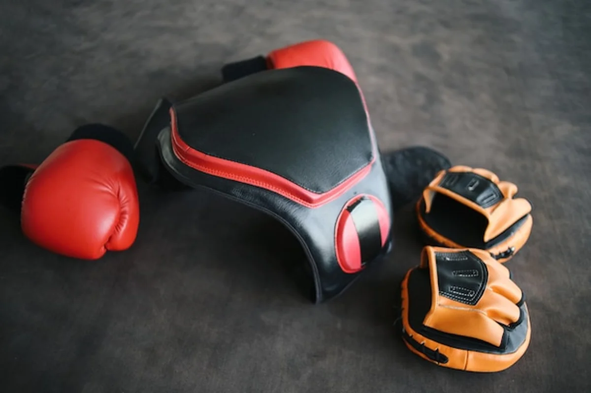 Rękawice bokserskie i ochraniacze na ręce do treningu bokserskiego