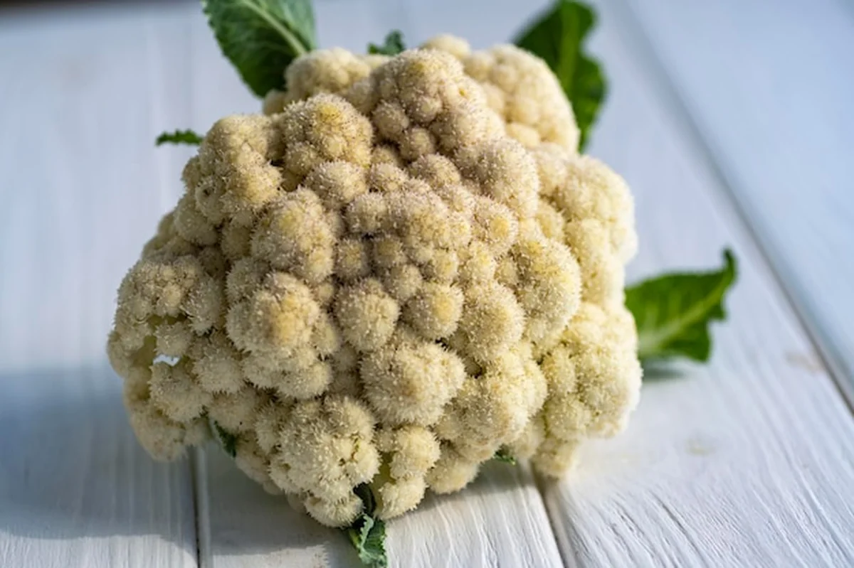 Kalafior na stole blisko zdjęcia