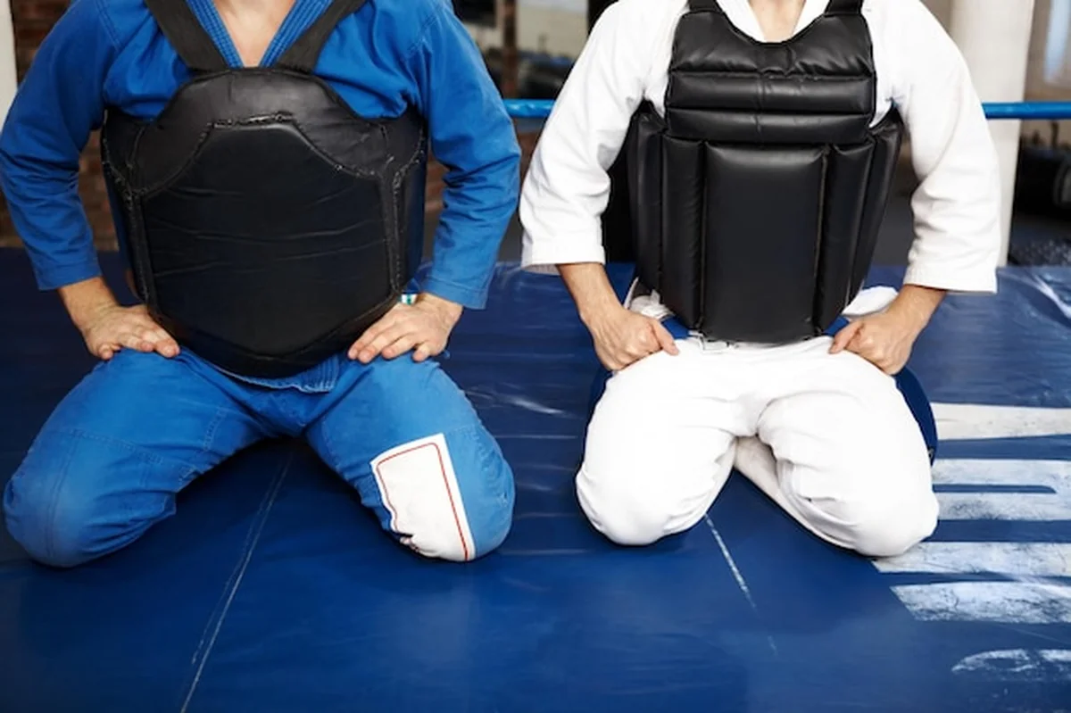 Ludzie trenujący karate i muay thai w ringu i siłowni