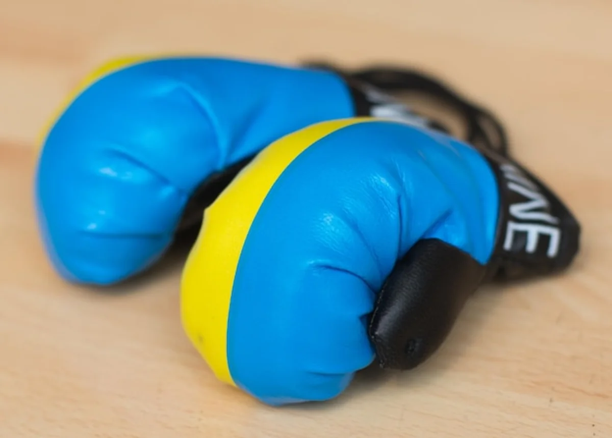 Zbliżenie rękawiczek bokserskich na stole