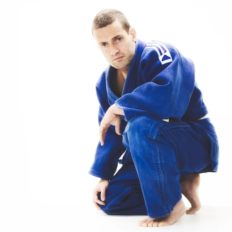 Mężczyzna w judogi na białym tle