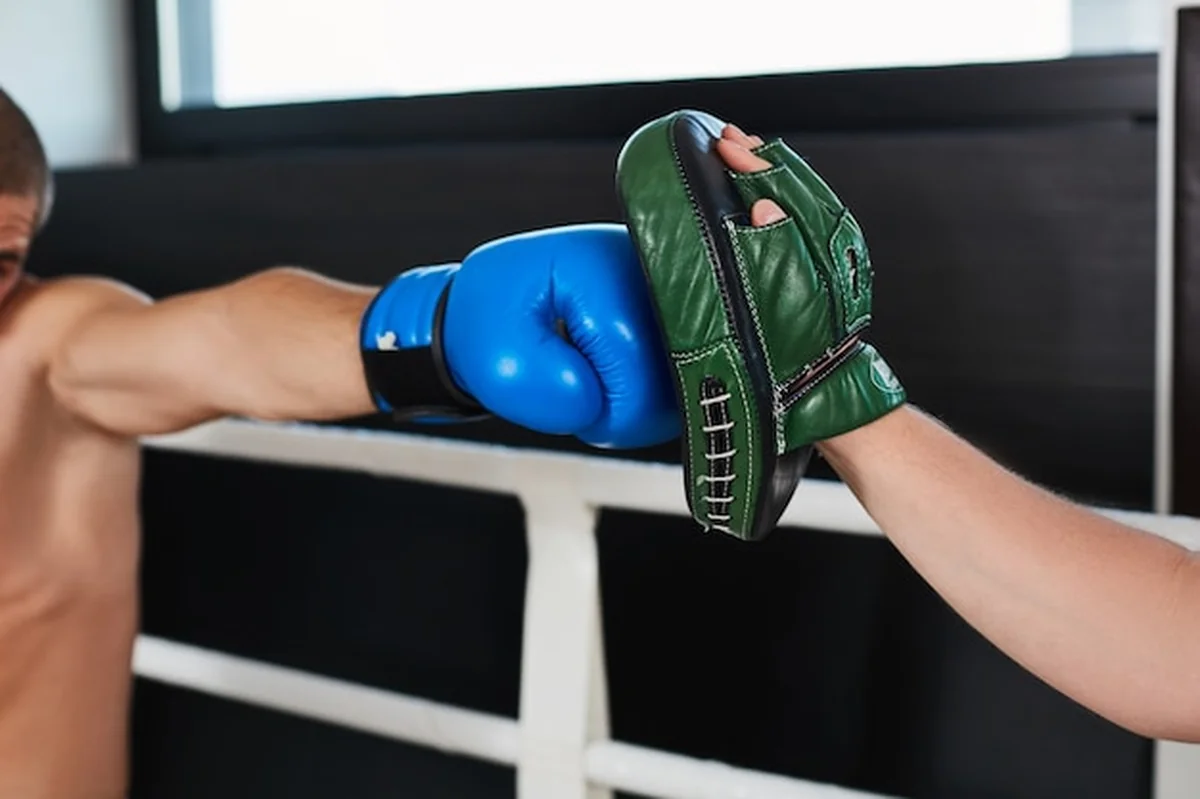 Ręka boksera w czarnych rękawicach treningowych