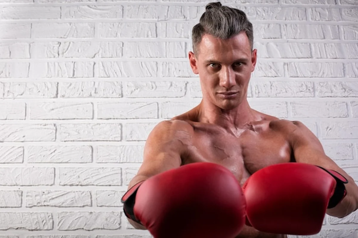 Bokser Ricardo Prasel na tle ceglanej ściany z intensywnym spojrzeniem