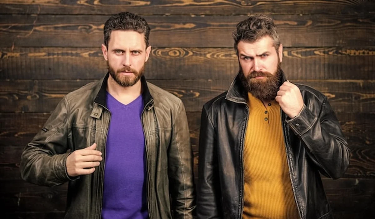 Mężczyźni w skórzanych kurtkach na starciu KSW 95