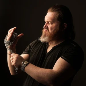 Mężczyzna oddala się od czarnego tła