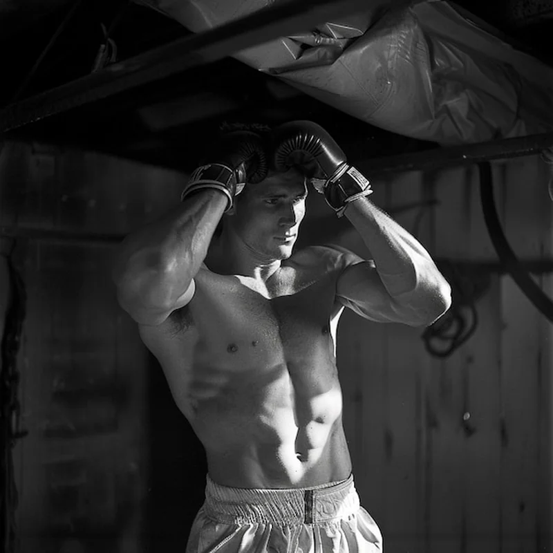 Bokser używający cyfrowego licznika ciosów podczas treningu